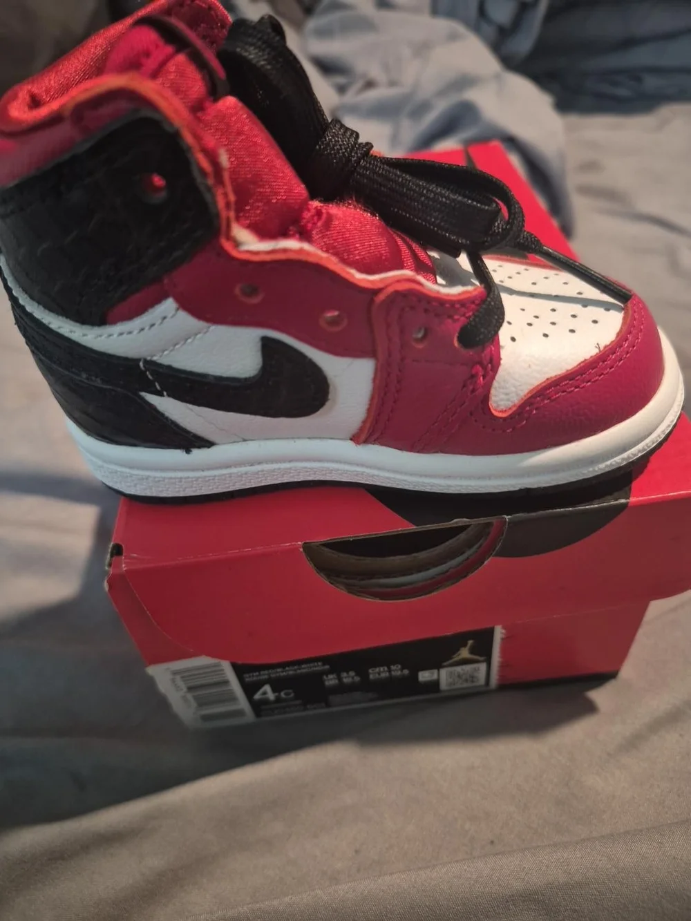 Jordan Kids High-Top Sneaker in Red, White & Black 4C